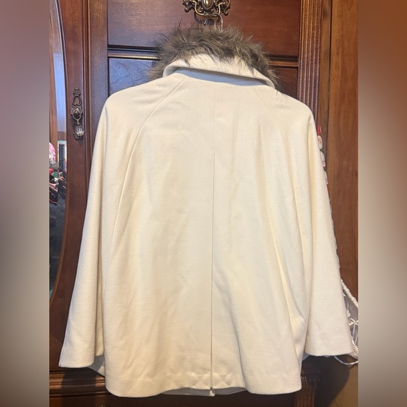 Crown & Ivy Cream Cape with Faux Fur Collar NWT - Picture 5 of 5
